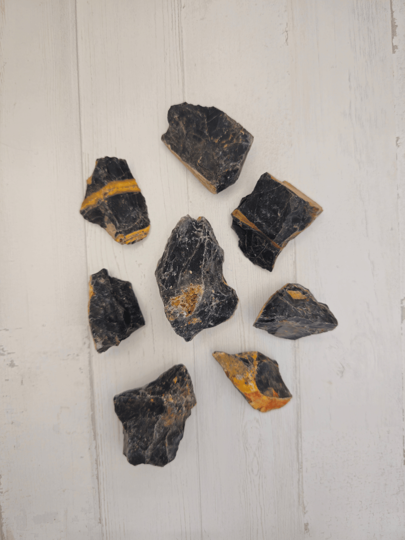 Masivo de ónix de 40-50 g, color negro con tonos naranja, perfecto como pieza de protección y enfoque energético.