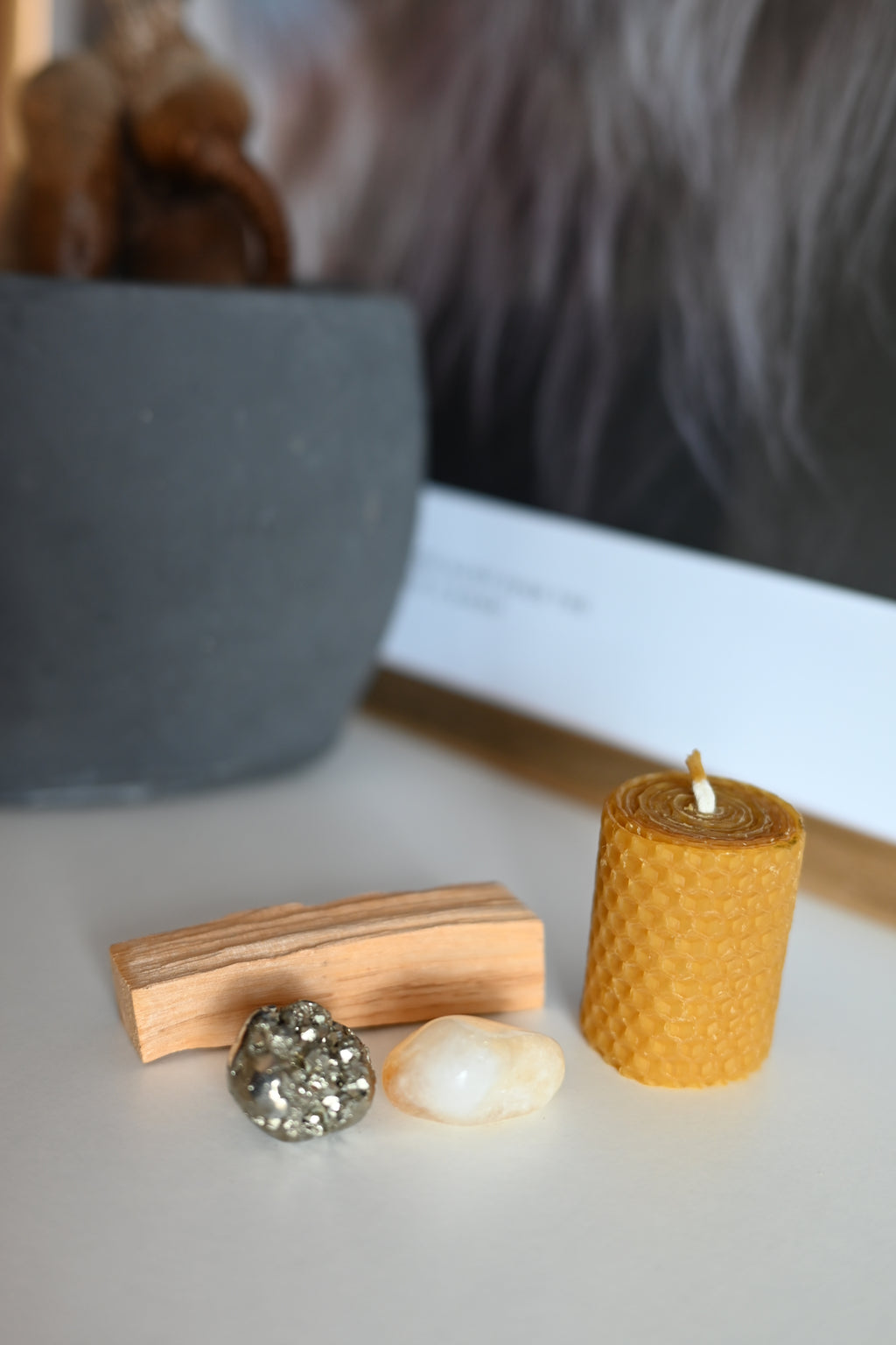 Kit Ritual de Abundancia con pirita, citrino calentado, palo santo y vela de cera de abeja para prosperidad y crecimiento.