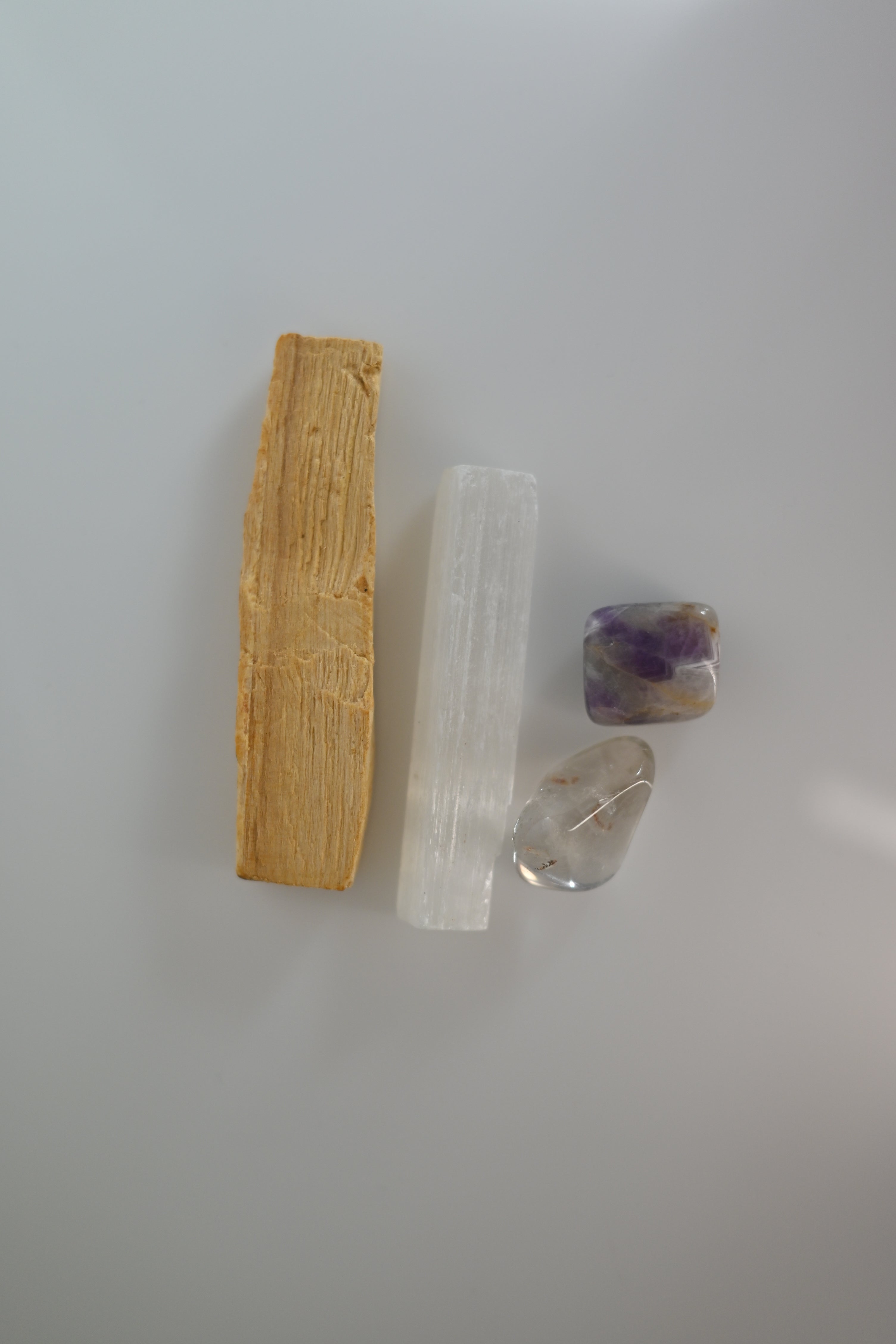 Kit Ritual de Luna Llena con cuarzo cristal, amatista, selenita y palo santo para manifestar, liberar y limpiar la energía.