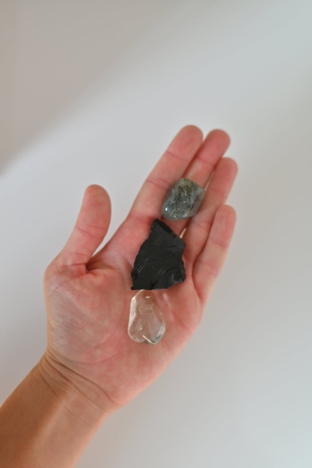 Kit Ritual de Luna Nueva con cuarzo cristal, labradorita, obsidiana y palo santo para sembrar intenciones y nuevos comienzos.