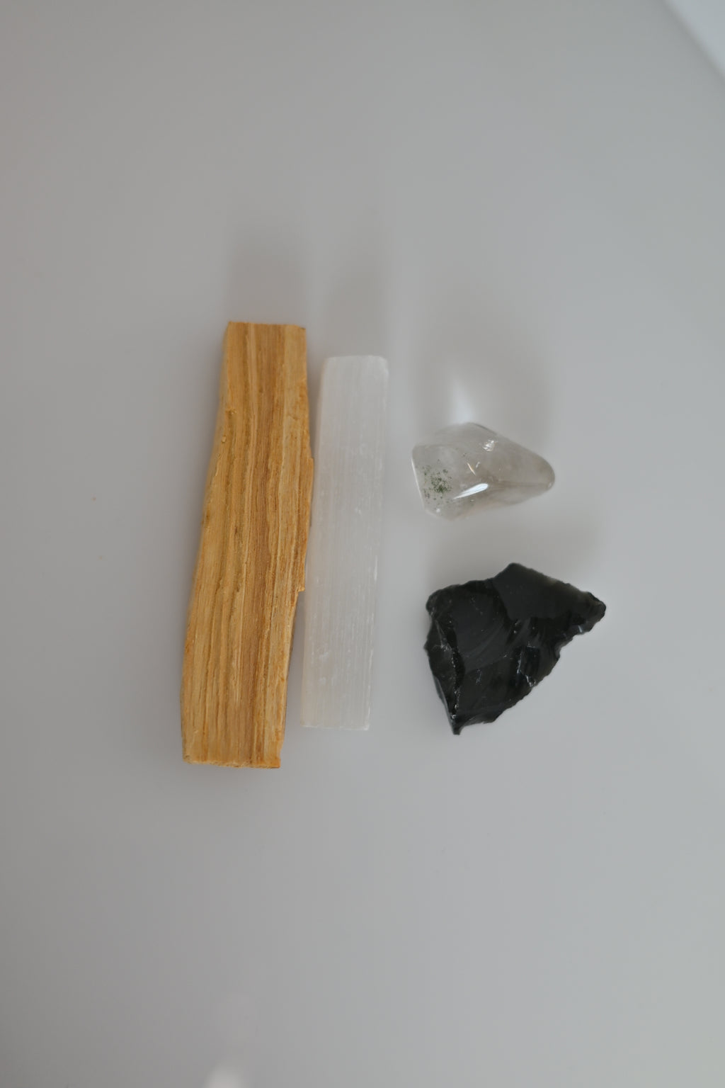 Kit Ritual de Luna Menguante con obsidiana, selenita, cuarzo cristal y palo santo para limpiar la energía y cerrar ciclos.