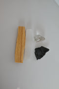 Kit Ritual de Luna Menguante con obsidiana, selenita, cuarzo cristal y palo santo para limpiar la energía y cerrar ciclos.
