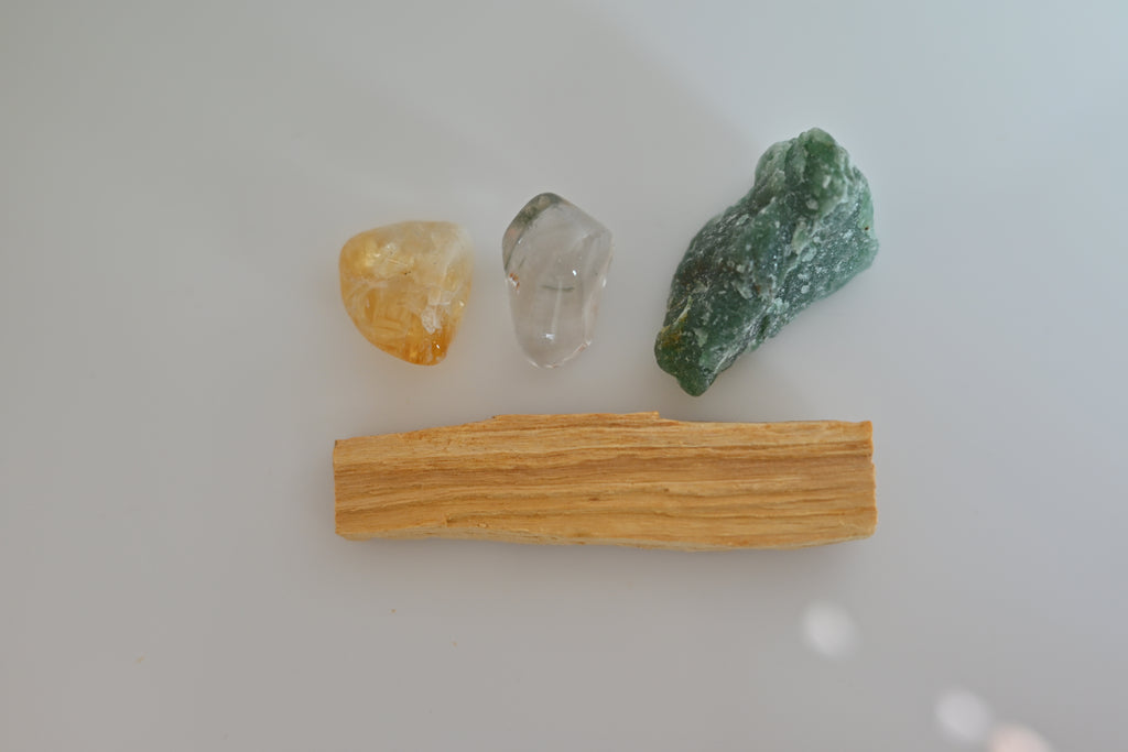 Kit Ritual de Luna Creciente con citrino calentado, aventurina verde, cuarzo cristal y palo santo para intención y crecimiento personal.