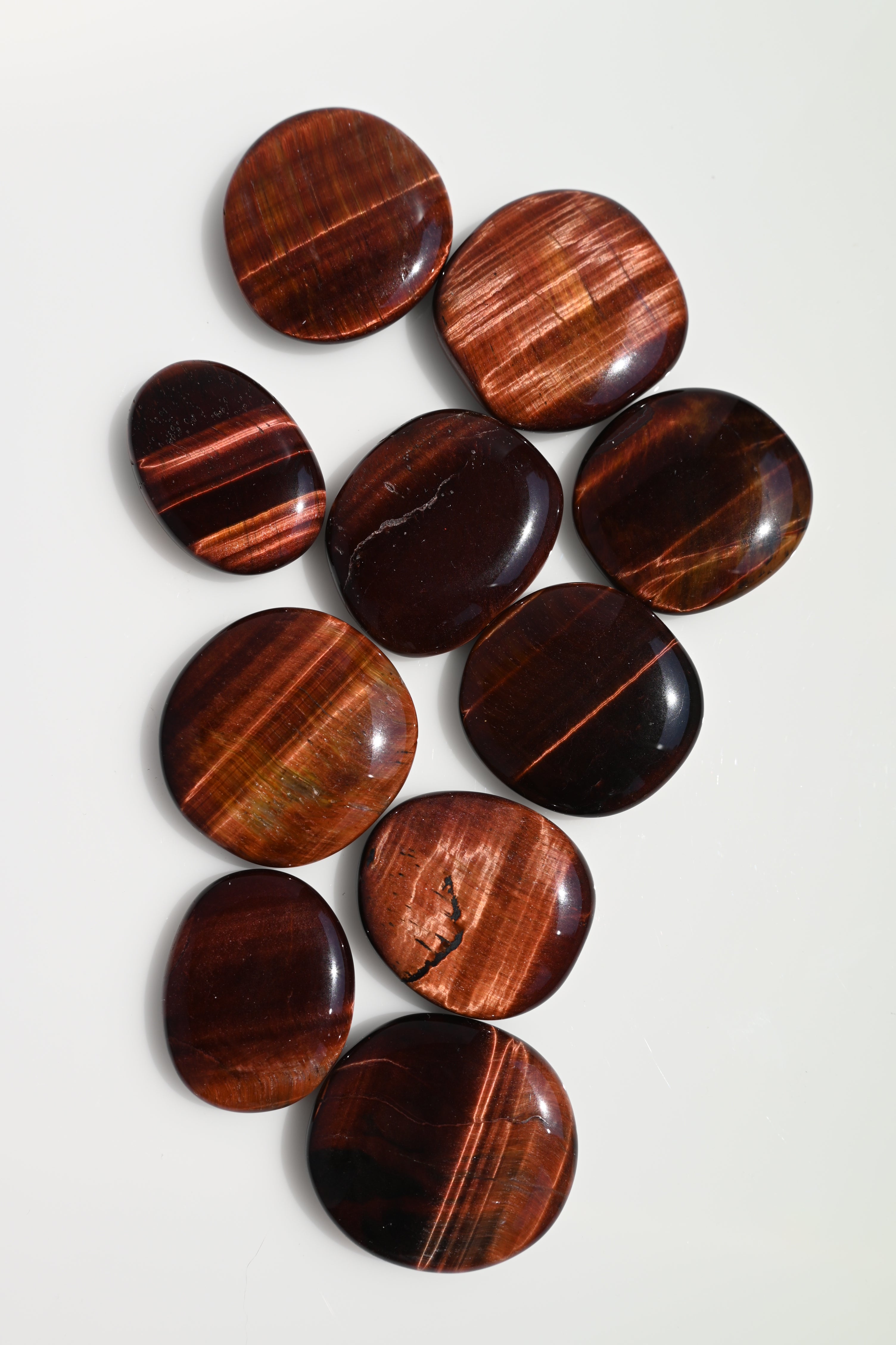 Rodado plano de Ojo de Buey pulido, de tonos marrones y rojizos, 4 × 3,5 cm. Piedra de protección y vitalidad con alta energía estabilizadora.