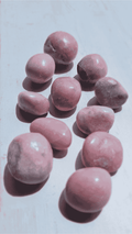 Rodado plano de Ópalo Rosa en tonos rosa y blanco, entre 17 y 33 mm, ideal para armonizar emociones y conectar con el corazón.