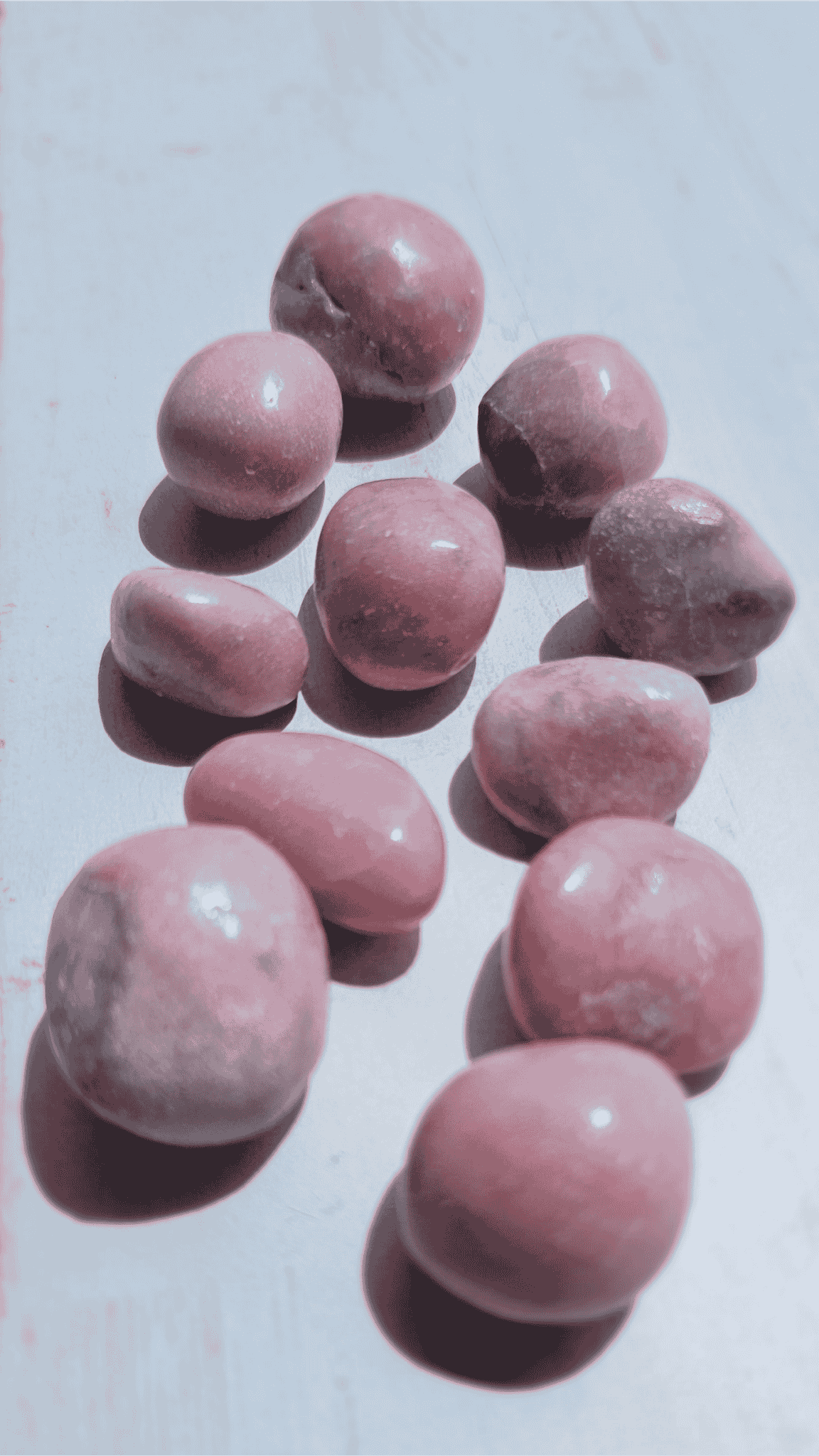 Rodado plano de Ópalo Rosa en tonos rosa y blanco, entre 17 y 33 mm, ideal para armonizar emociones y conectar con el corazón.