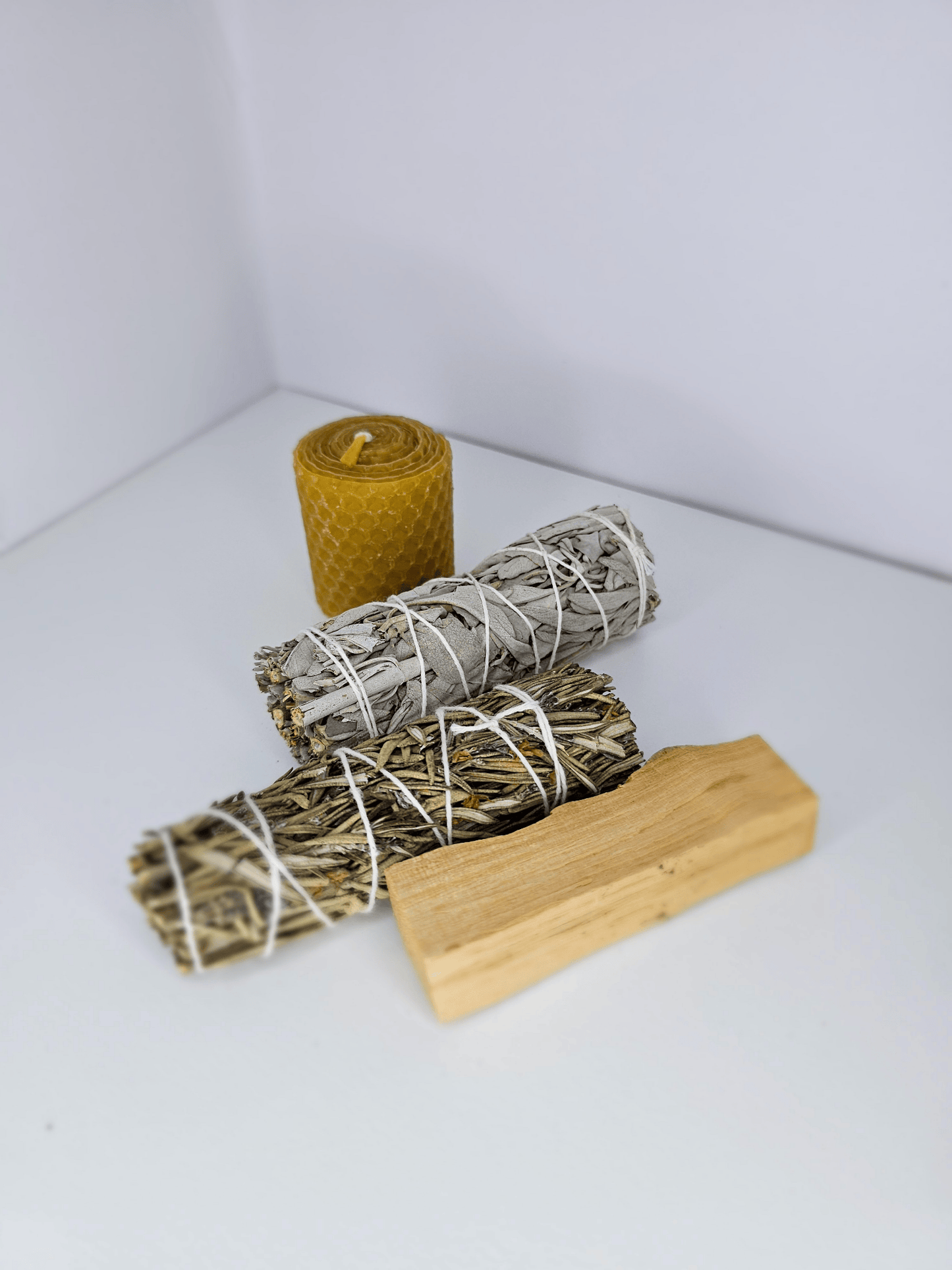 Pack de sahumerios con vela de cera de abeja, salvia blanca, romero y palo santo.