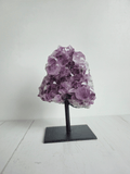 Peana pequeña de amatista natural sobre base metálica, ideal para elevar energía, purificar ambientes y potenciar intuición