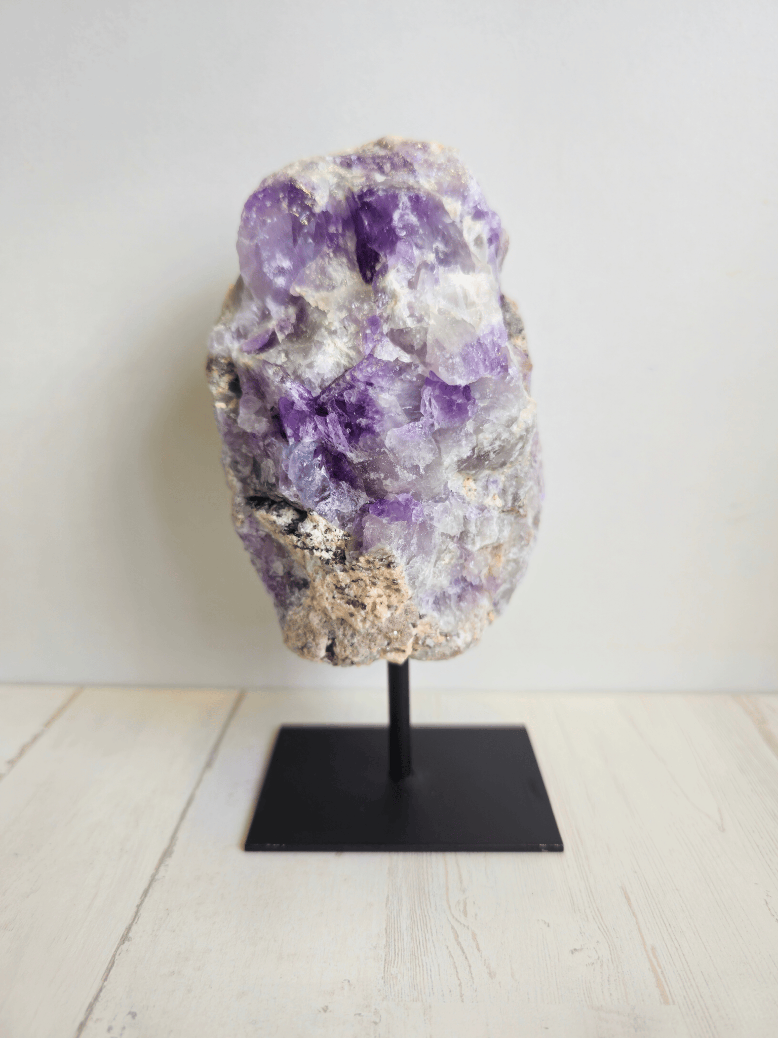 Peana de amatista en bruto sobre base metálica (18–20 cm, ~1 kg)