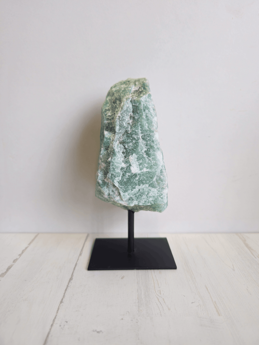 Peana de cuarzo verde en bruto sobre base metálica (~18 cm, ~1 kg)