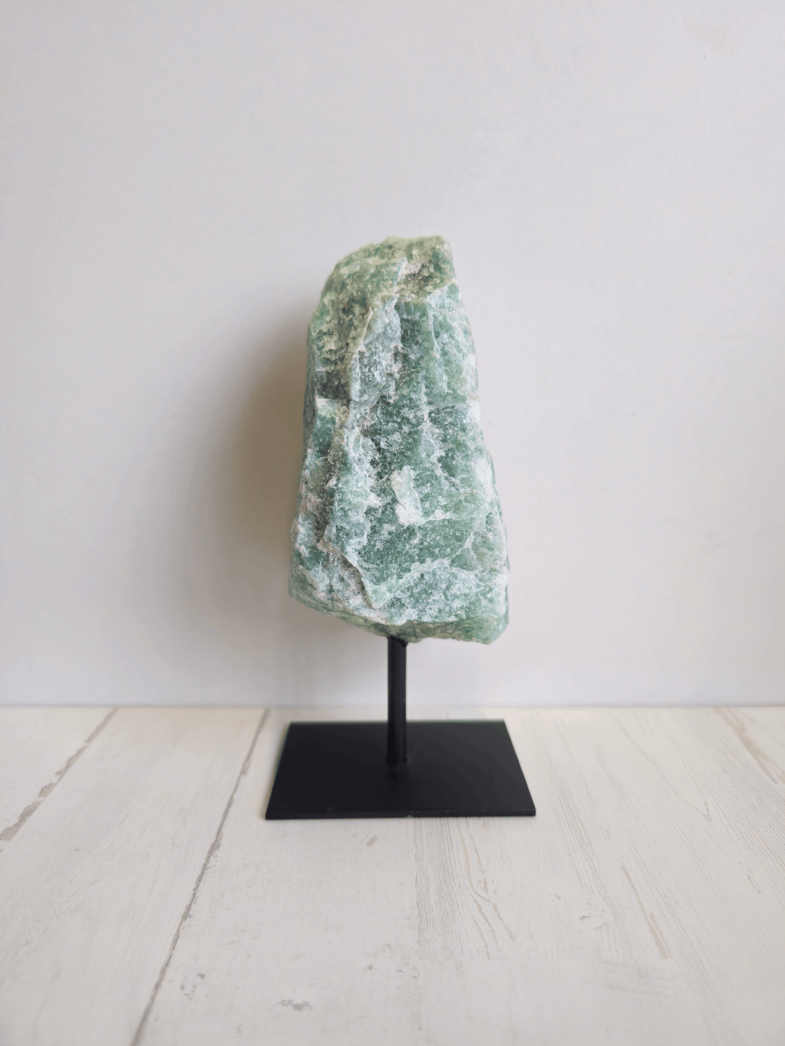 Peana de cuarzo verde en bruto sobre base metálica (~18 cm, ~1 kg)