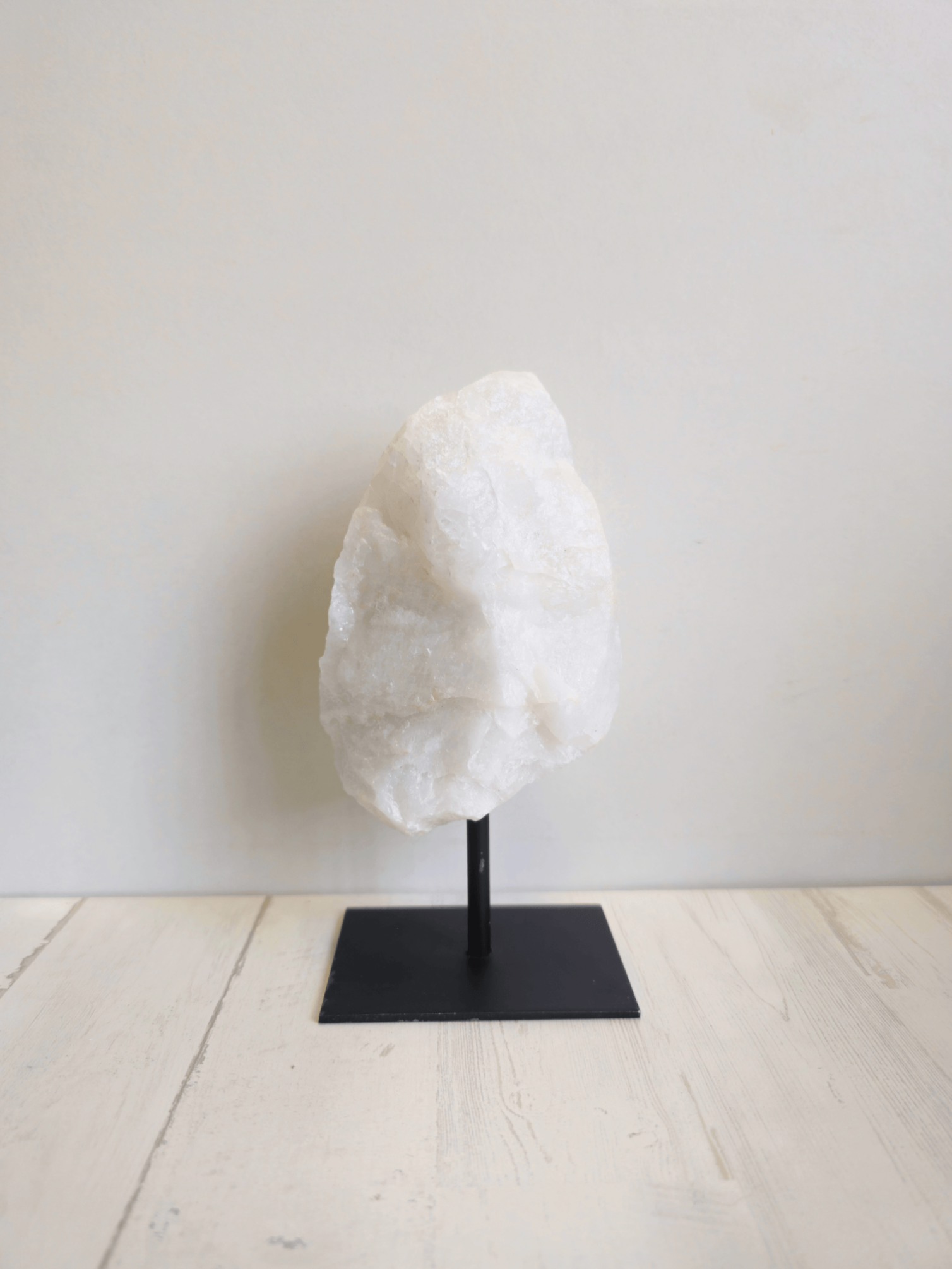 Peana de cuarzo nieve en bruto sobre base metálica (≈18 cm, ≈1 kg)