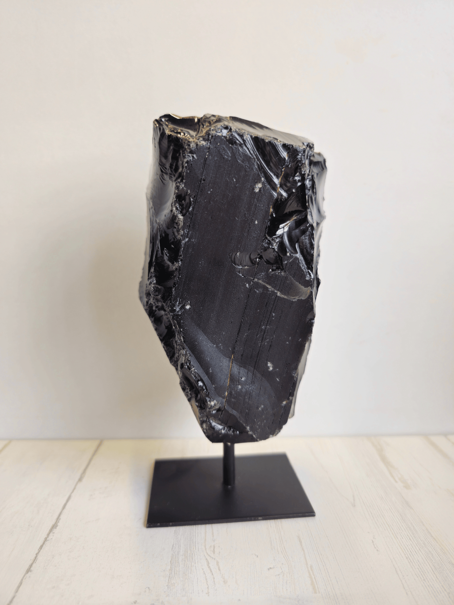 Peana de obsidiana en bruto sobre base metálica (18–20 cm, ~1 kg)