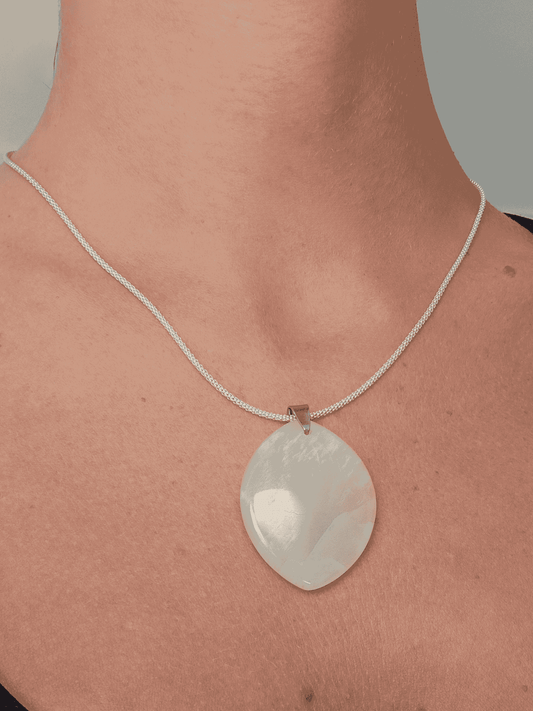 Colgante de Piedra Luna Beige de 35–45 mm con reflejos iridiscentes.
