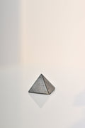 Pirámide de shungita pulida negra 2,5×2,5 cm