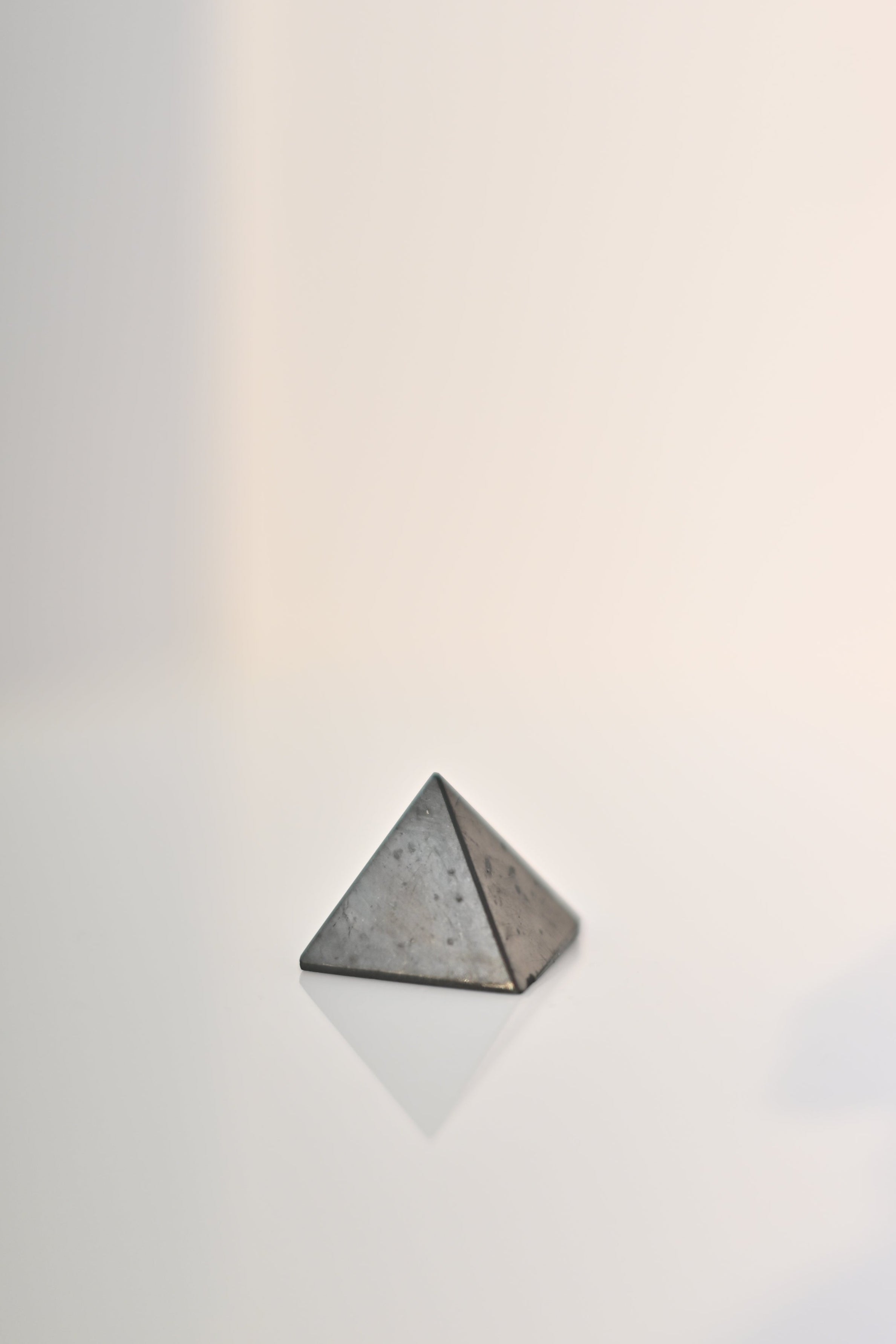 Pirámide de shungita pulida negra 2,5×2,5 cm