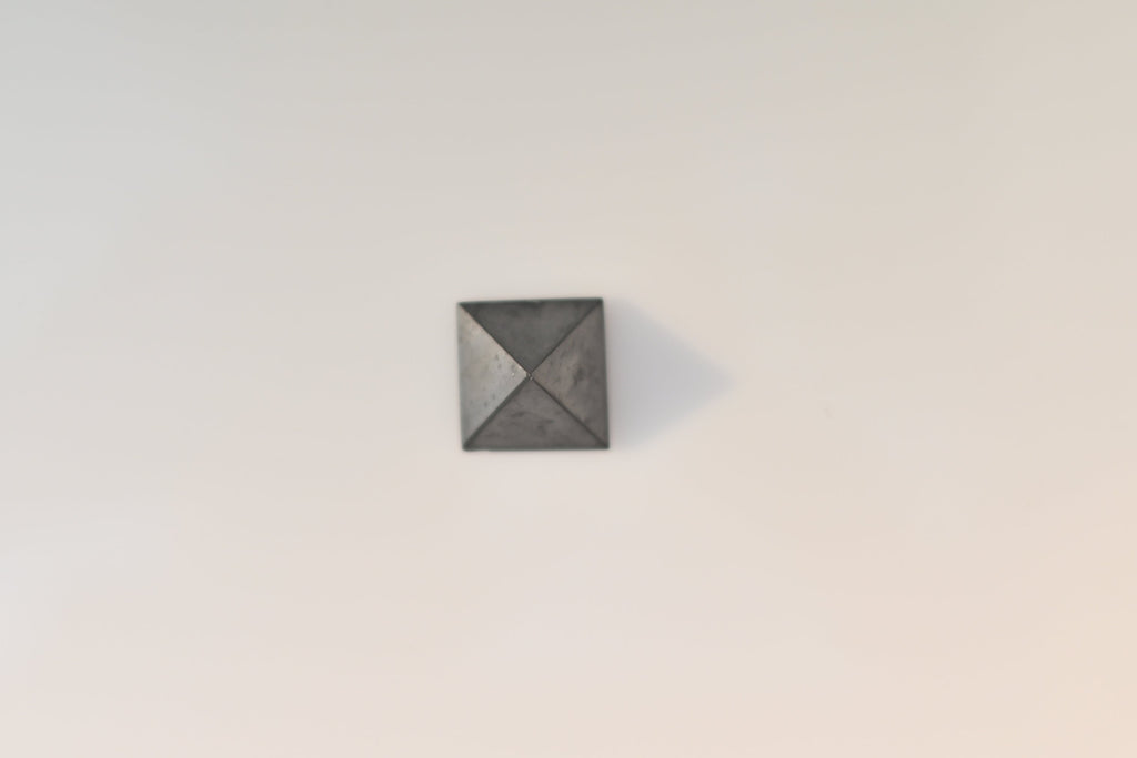 Pirámide de shungita pulida negra 2,5×2,5 cm