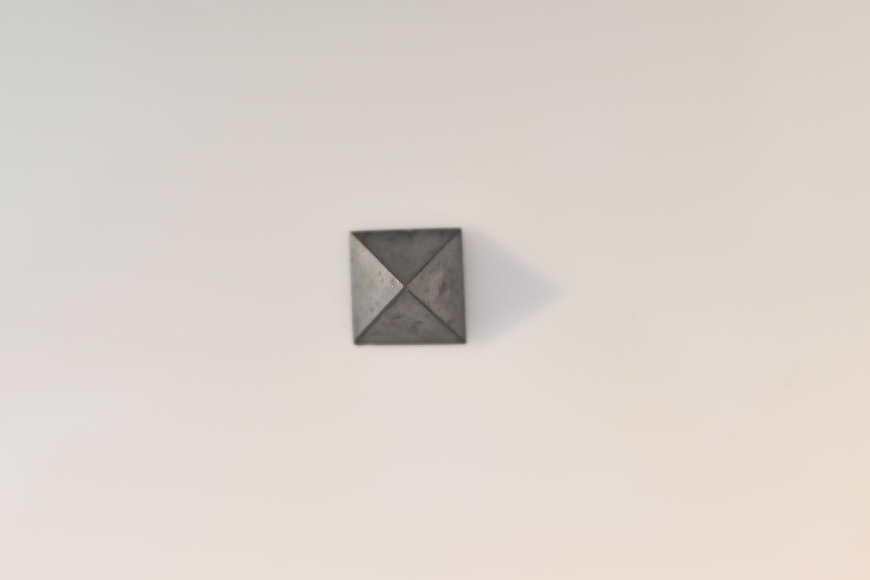 Pirámide de shungita pulida negra 2,5×2,5 cm
