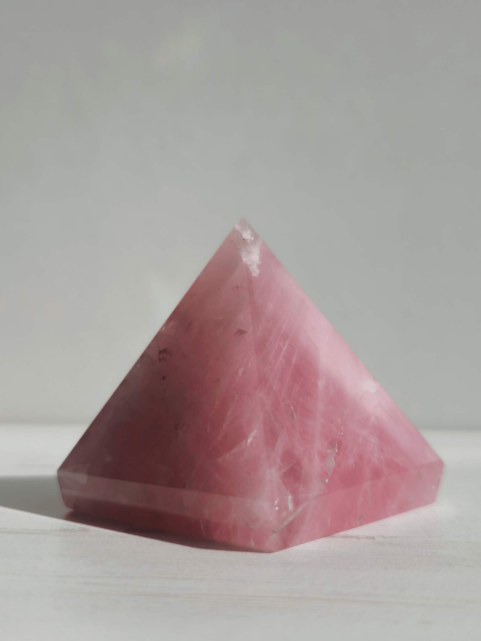 Pirámide de cuarzo rosa 5×5 cm