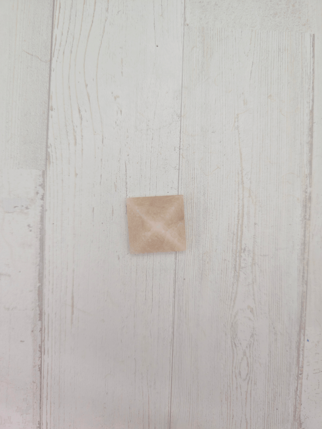 Pirámide de piedra luna beige 25 mm | Intuición y equilibrio emocional