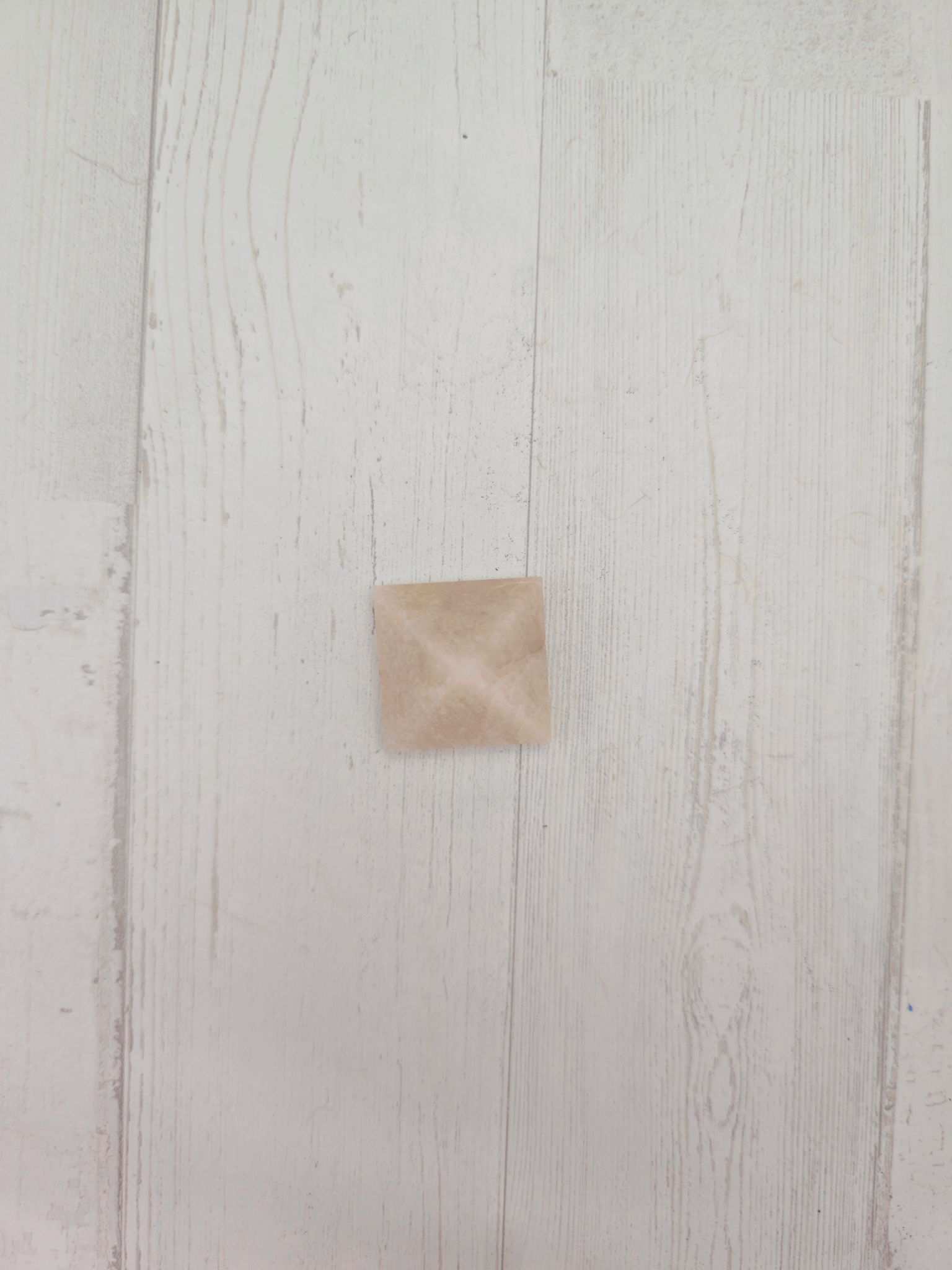 Pirámide de piedra luna beige 25 mm | Intuición y equilibrio emocional