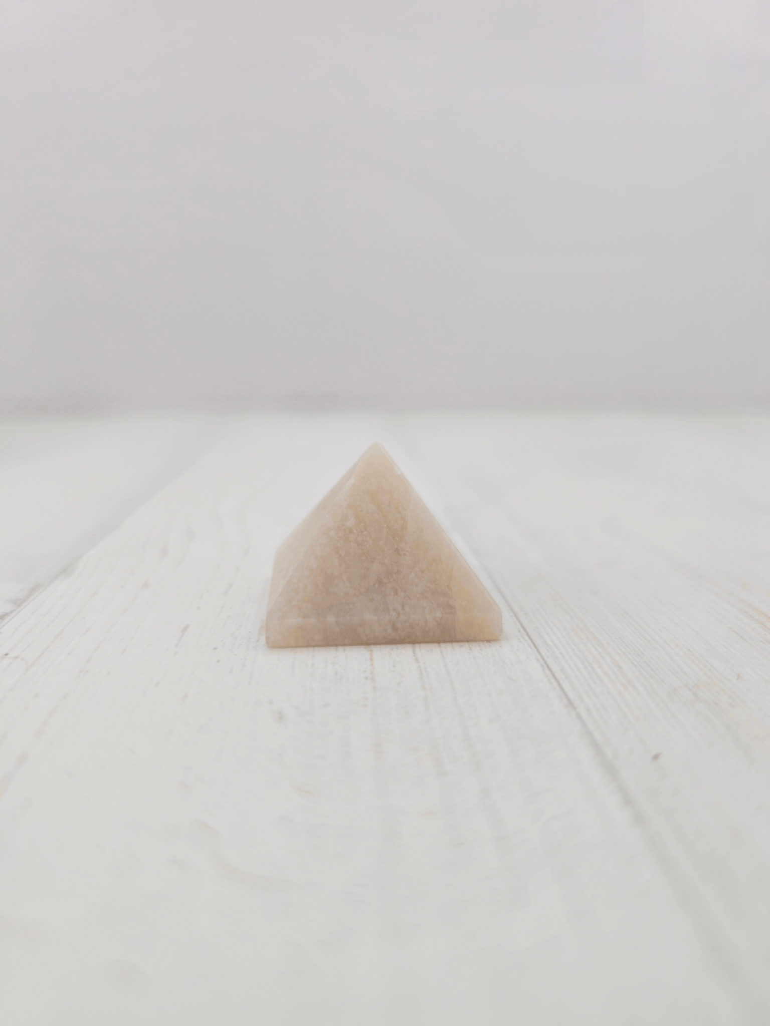 Pirámide de piedra luna beige 25 mm | Intuición y equilibrio emocional