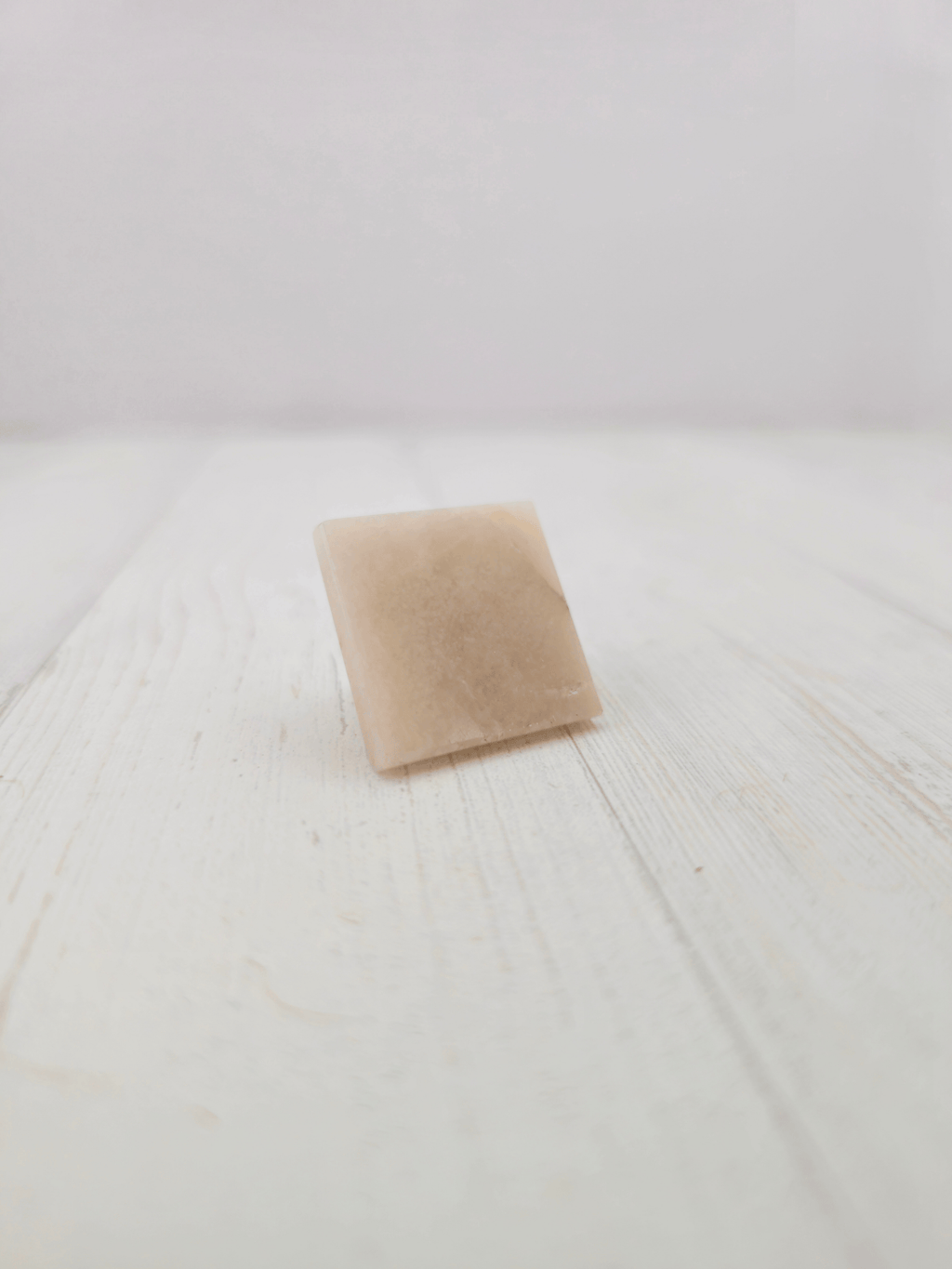 Pirámide de piedra luna beige 25 mm | Intuición y equilibrio emocional