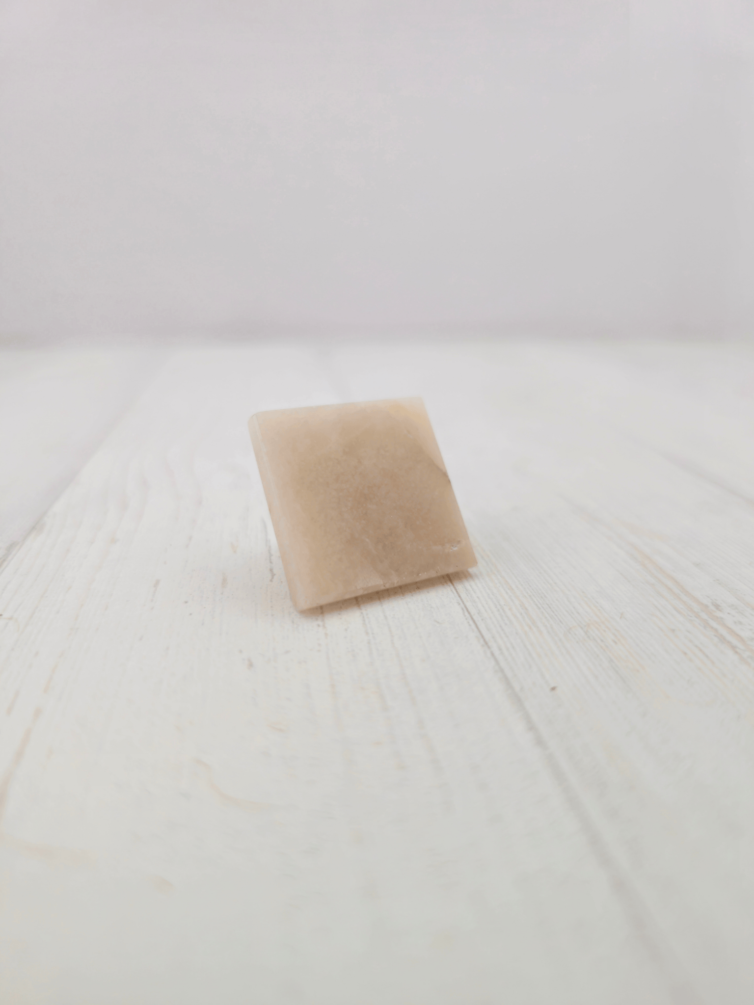 Pirámide de piedra luna beige 25 mm | Intuición y equilibrio emocional