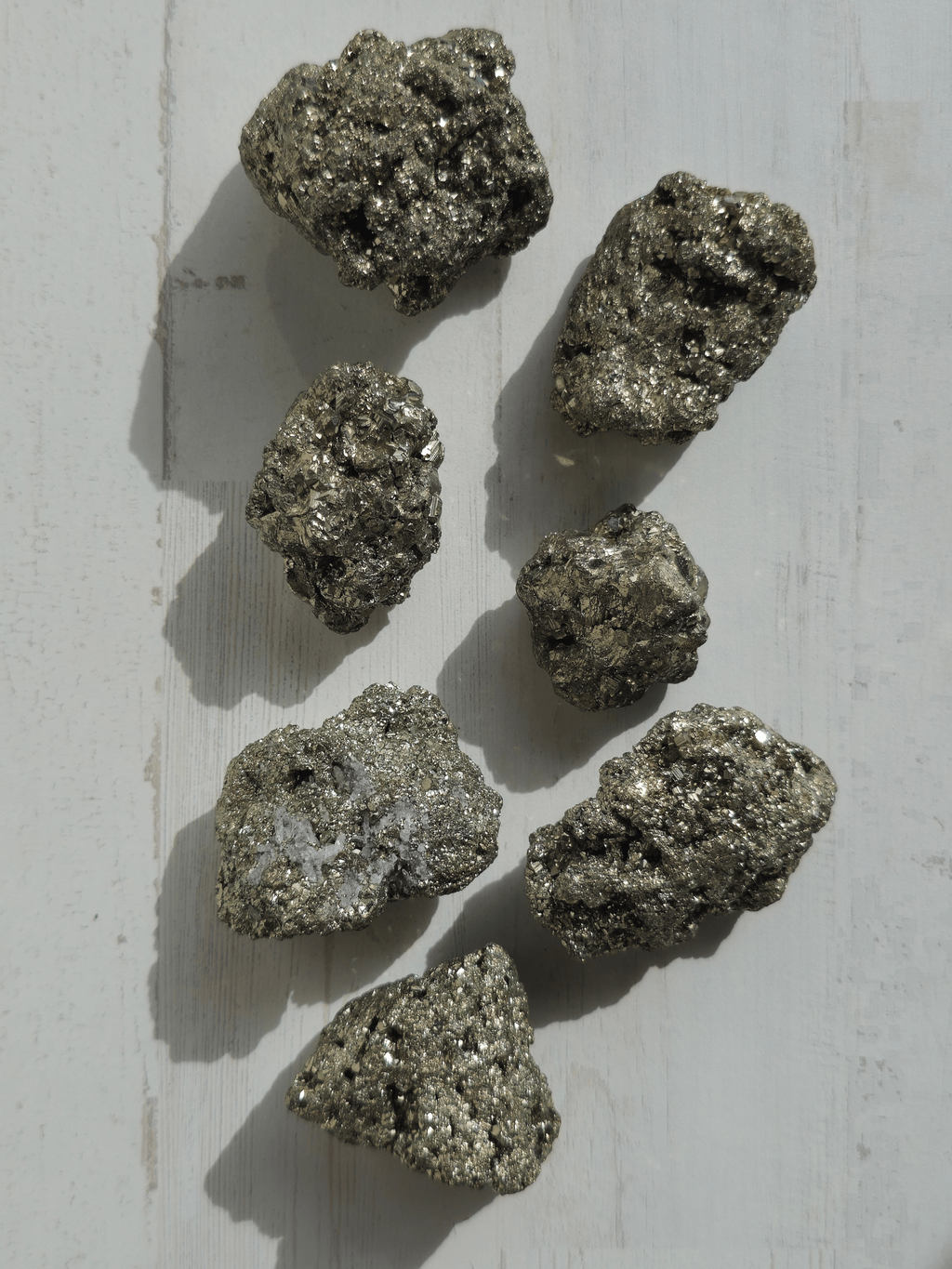 Masivo de pirita entre 70-100 g, tonos dorado y negro, ideal para atraer prosperidad, abundancia y protección energética.