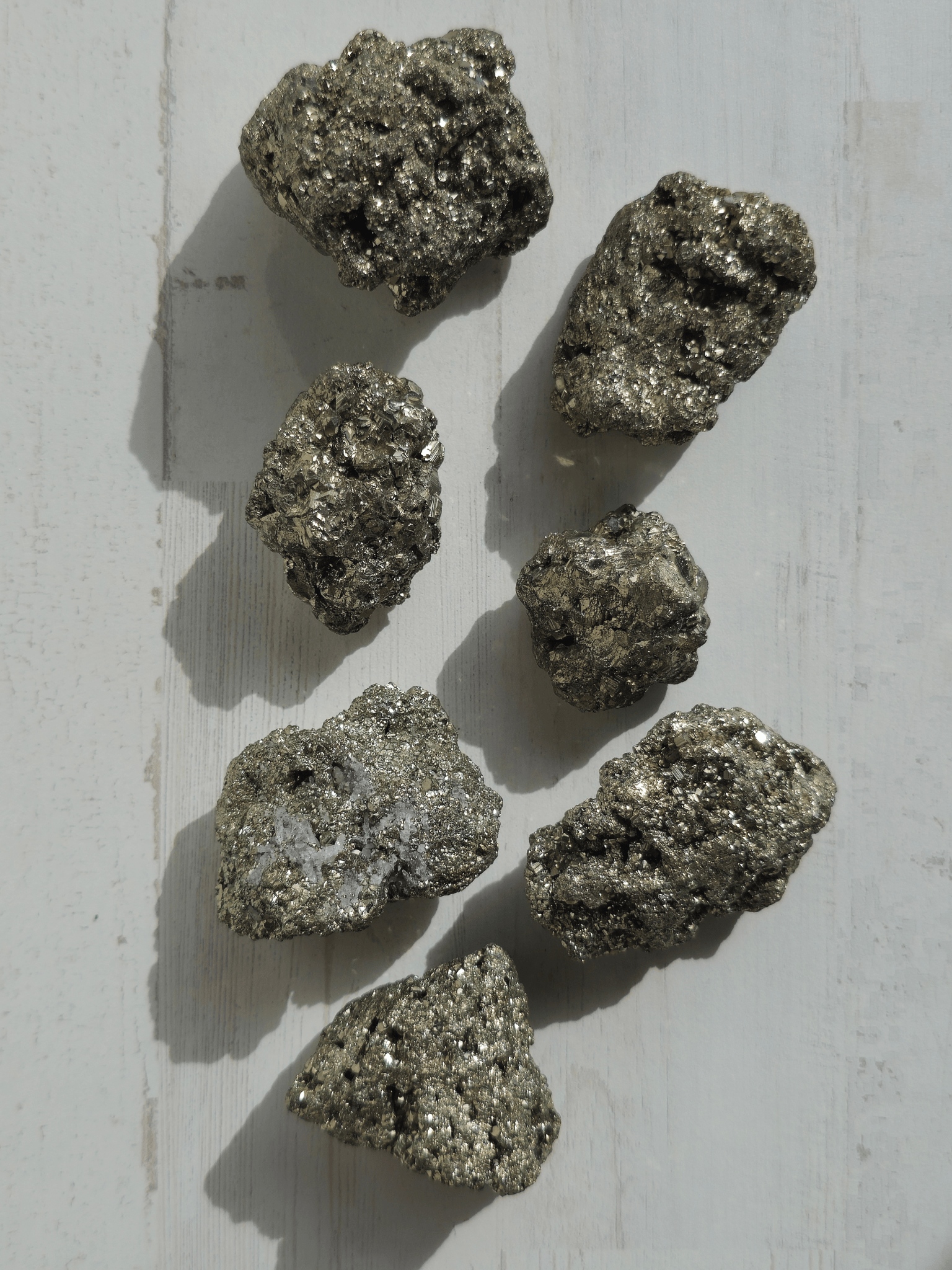 Masivo de pirita entre 70-100 g, tonos dorado y negro, ideal para atraer prosperidad, abundancia y protección energética.