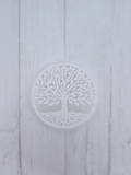 Placa de selenita tallada con el símbolo Árbol de la Vida, medida 80 × 15 mm. Ideal para armonizar energías y acompañar espacios espirituales.