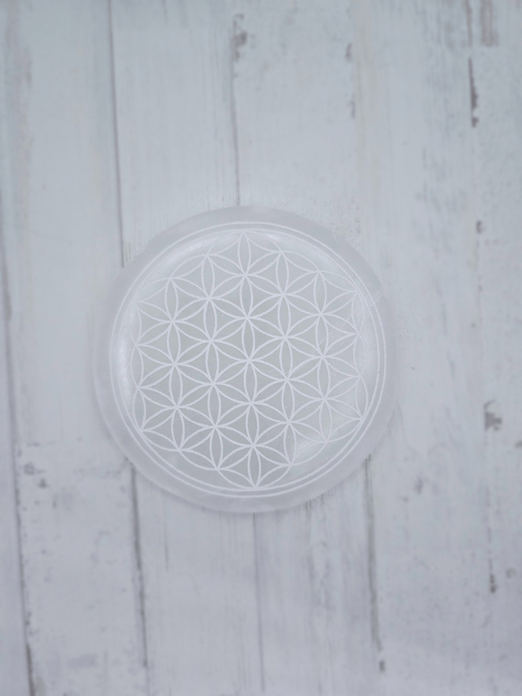 Placa de selenita de 140 × 15 mm con diseño de Flor de la Vida, ideal para armonizar energías y decorar con intención.