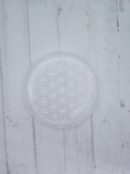 Placa de selenita de 140 × 15 mm con diseño de Flor de la Vida, ideal para armonizar energías y decorar con intención.