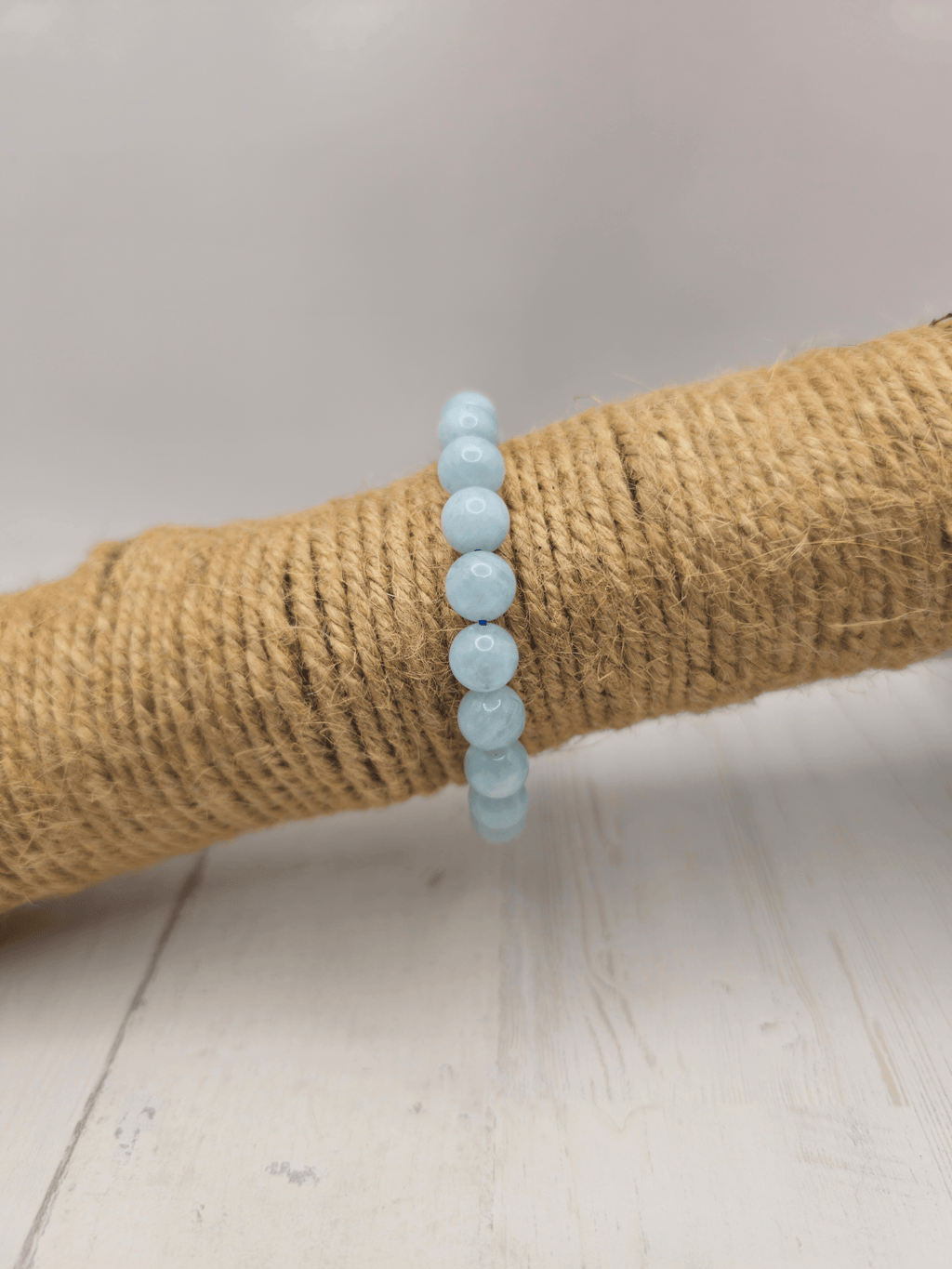 Pulsera de aguamarina con bolas de 8 mm, montada en hilo elástico, ideal para calma mental, comunicación y equilibrio emocional.