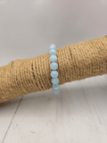 Pulsera de aguamarina con bolas de 8 mm, montada en hilo elástico, ideal para calma mental, comunicación y equilibrio emocional.