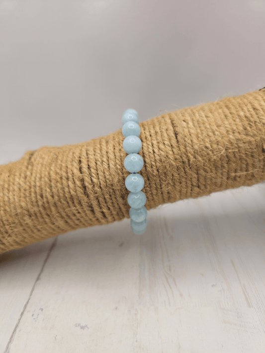 Pulsera de aguamarina con bolas de 8 mm, montada en hilo elástico, ideal para calma mental, comunicación y equilibrio emocional.