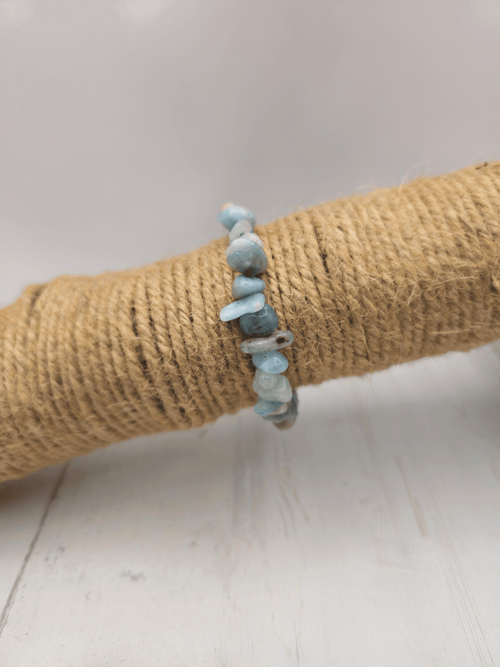 Pulsera de aguamarina con chips barrocos en hilo elástico; piedra para comunicar con claridad, equilibrar emociones y favorecer serenidad interior