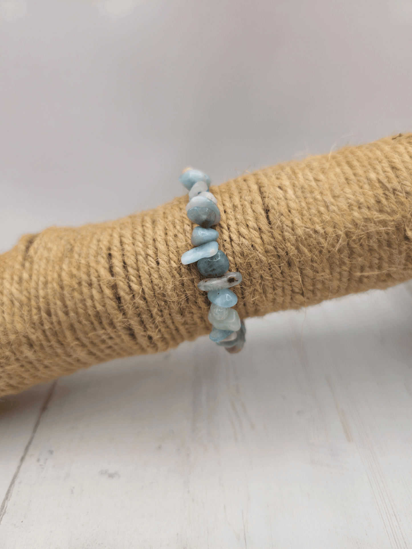 Pulsera de aguamarina con chips barrocos en hilo elástico; piedra para comunicar con claridad, equilibrar emociones y favorecer serenidad interior