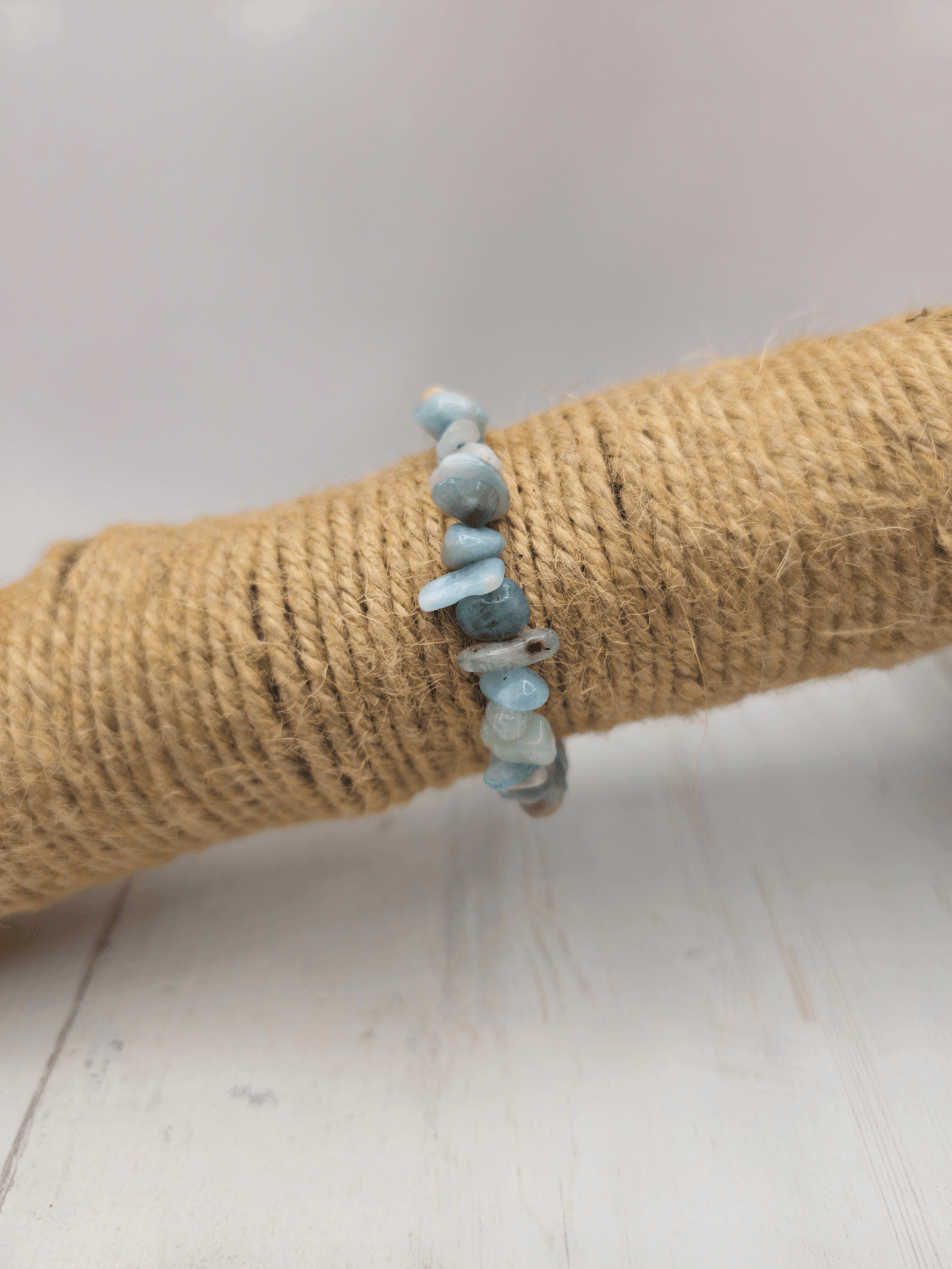 Pulsera de aguamarina con chips barrocos en hilo elástico; piedra para comunicar con claridad, equilibrar emociones y favorecer serenidad interior