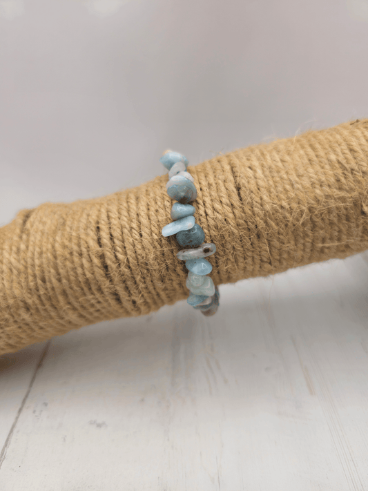 Pulsera de aguamarina con chips barrocos en hilo elástico; piedra para comunicar con claridad, equilibrar emociones y favorecer serenidad interior