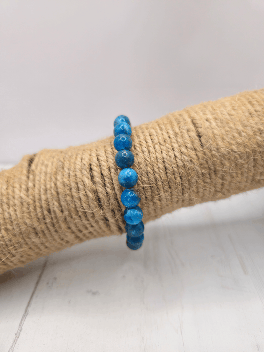 Pulsera de apatito azul con bolas de 8 mm, montada en hilo elástico, ideal para creatividad, comunicación y claridad mental.