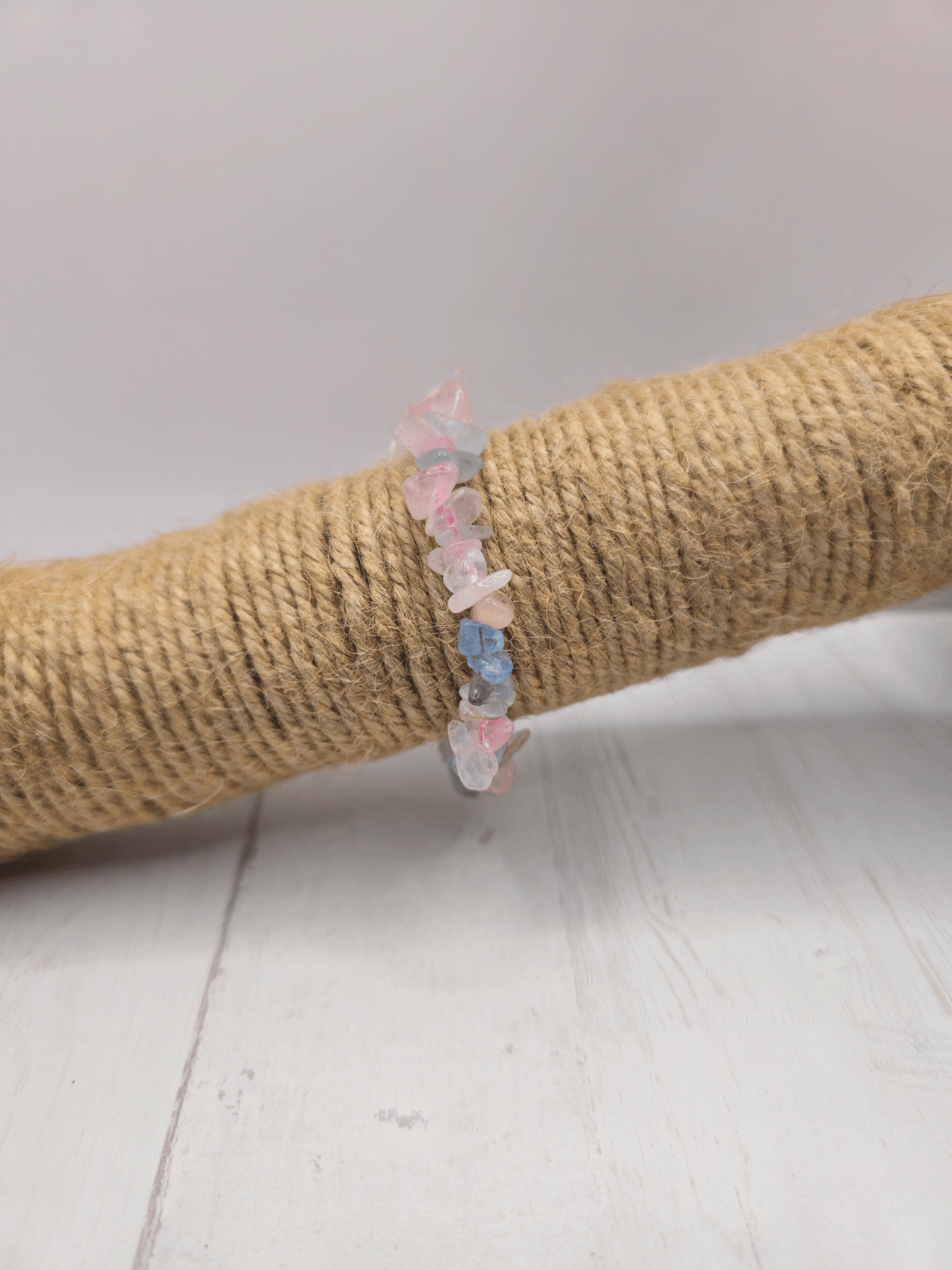 Pulsera de berilos estilo barroca en tonos azul, rosa y verde, calidad AA, ideal para equilibrio emocional y renovación energética.