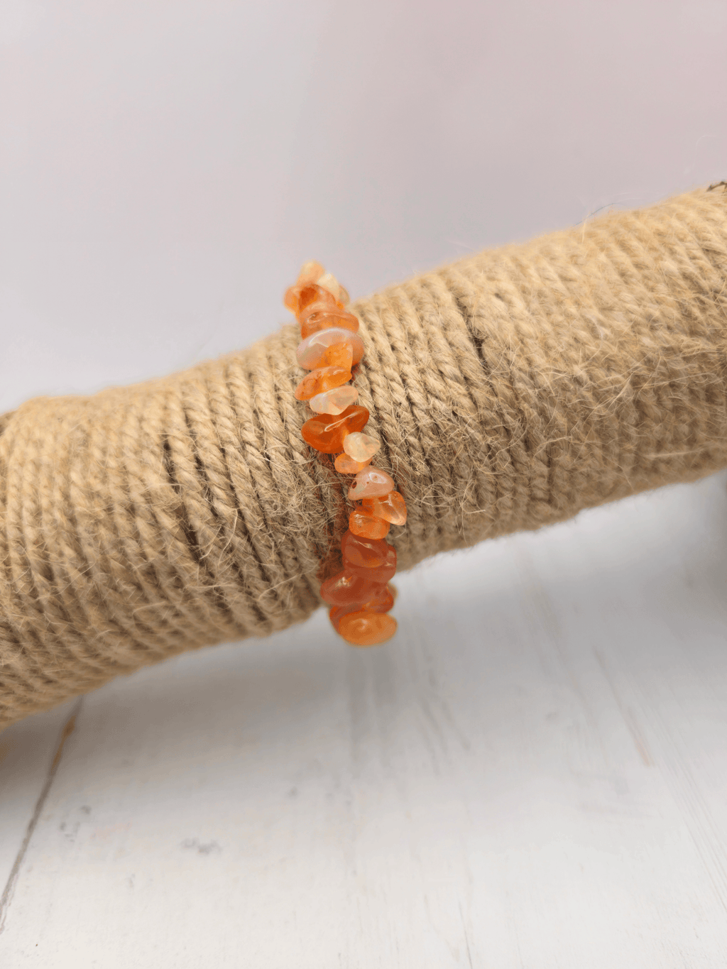 Pulsera de cornalina Botswana barroca en tonos naranja, rojo y blanco, ideal para energía, motivación y equilibrio emocional.
