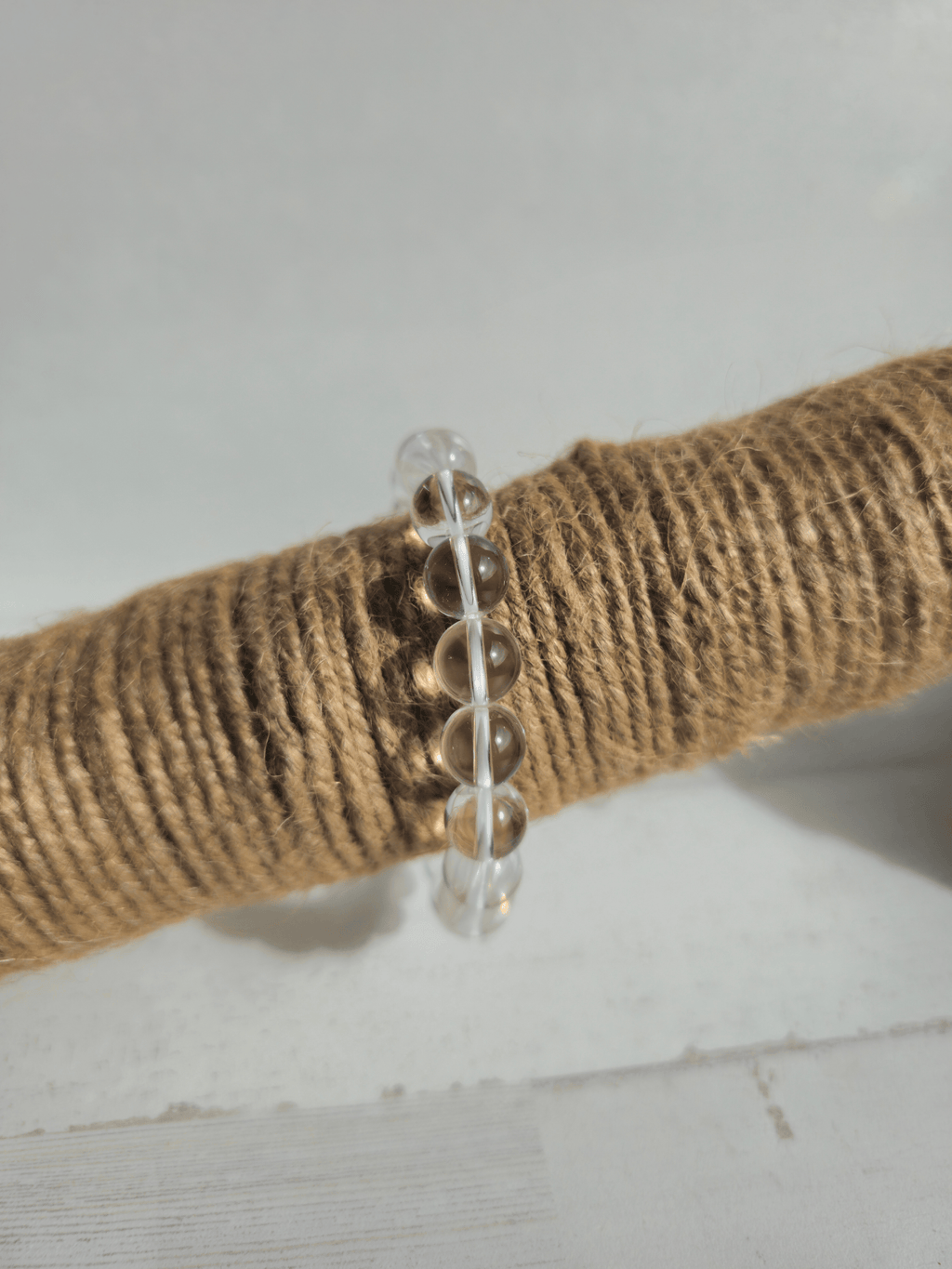 Pulsera de cuarzo blanco natural con bolas de 10 mm, montada en hilo elástico, ideal para claridad mental y equilibrio energético.