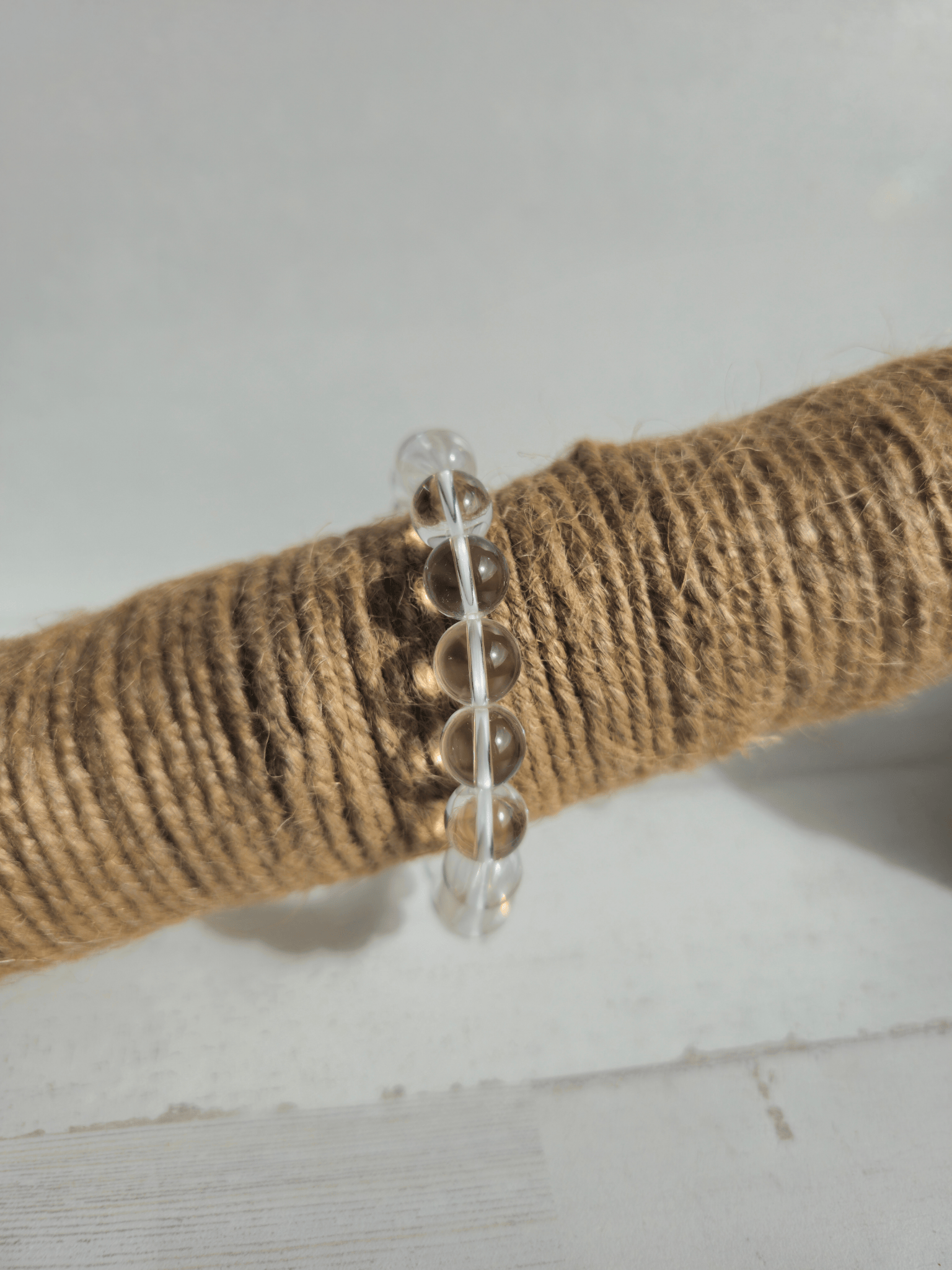 Pulsera de cuarzo blanco natural con bolas de 10 mm, montada en hilo elástico, ideal para claridad mental y equilibrio energético.