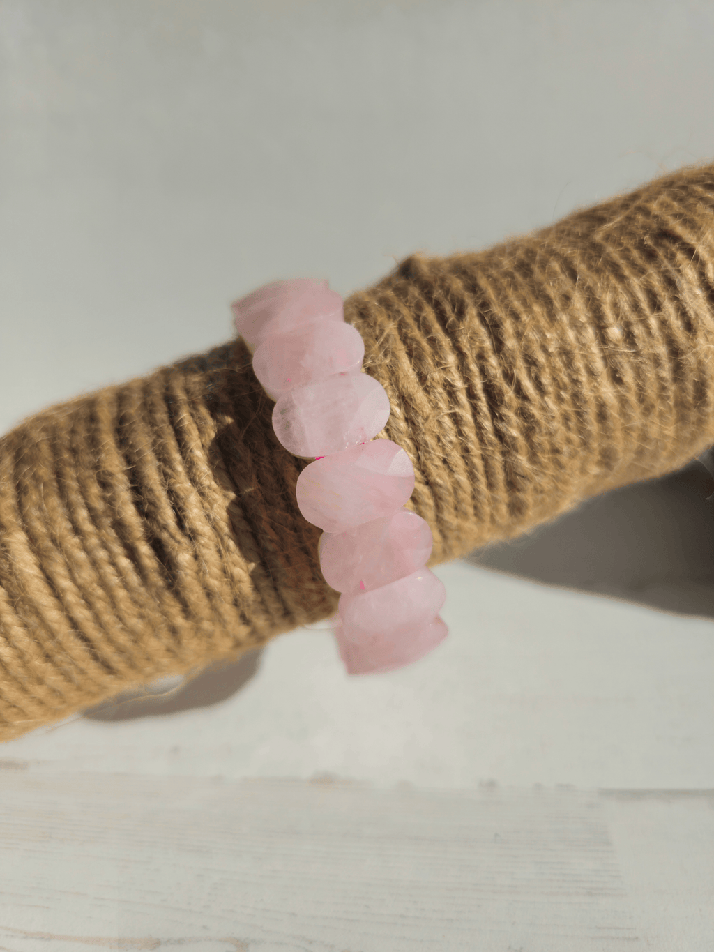 Pulsera de cuarzo rosa con óvalos facetados en hilo elástico, piedra del corazón para fomentar amor propio, sanación emocional y armonía
