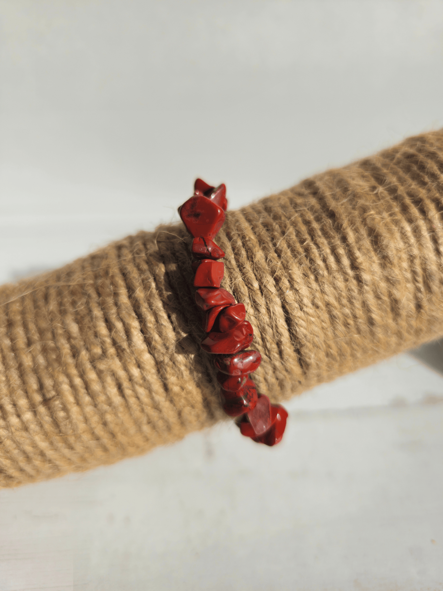 Pulsera barroca de jaspe rojo en tonos rojo, naranja y marrón, ideal para motivación, arraigo emocional y enfoque vital.