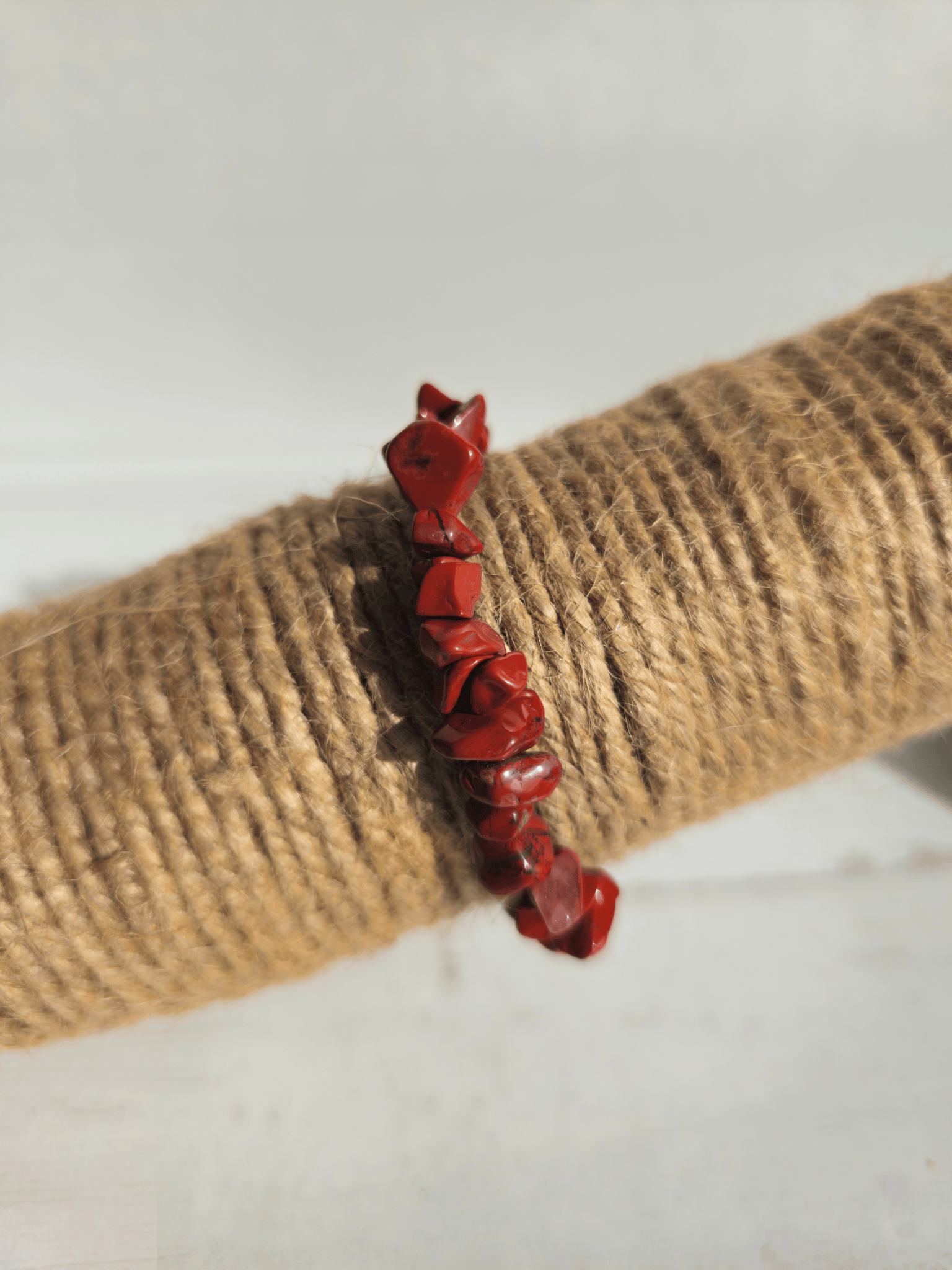 Pulsera barroca de jaspe rojo en tonos rojo, naranja y marrón, ideal para motivación, arraigo emocional y enfoque vital.