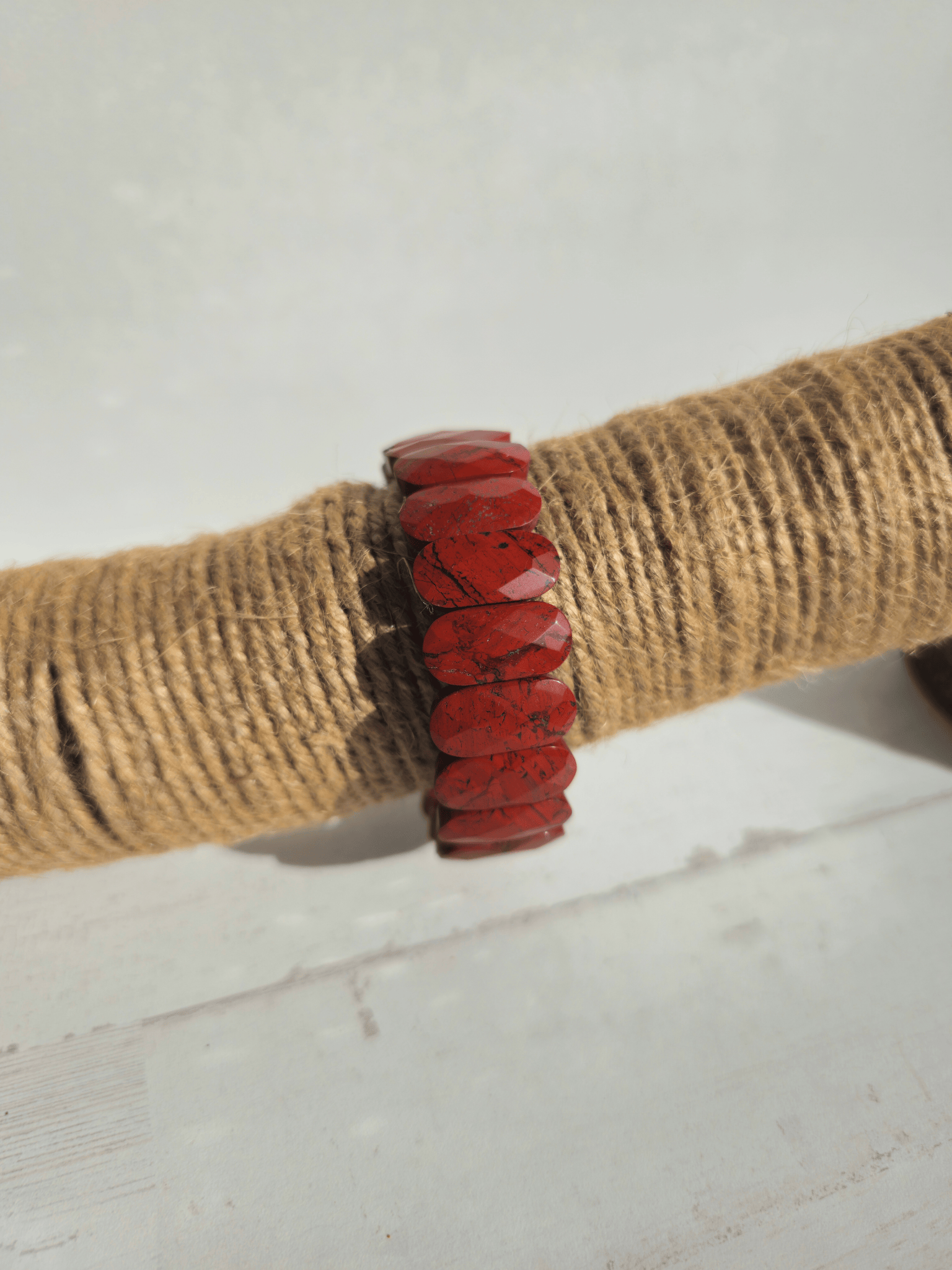 Pulsera de jaspe rojo con óvalos facetados en hilo elástico, piedra de enraizamiento, coraje, vitalidad y equilibrio emocional