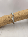 Pulsera de Larimar con chips pequeños en hilo elástico, diseño delicado para calmar la mente y favorecer la expresión emocional